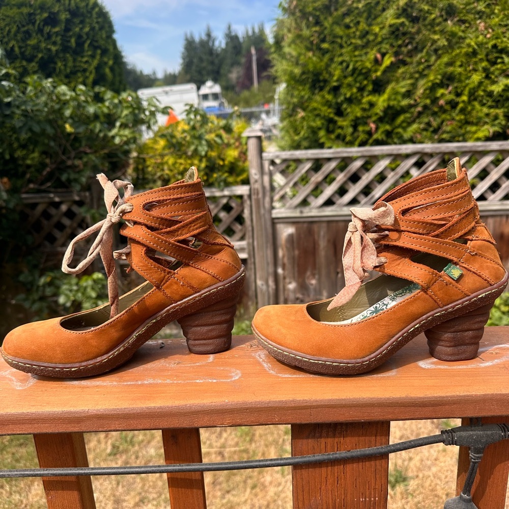 Size 36 El Naturalista 2.5 inch dome heel - Picture 2 of 6